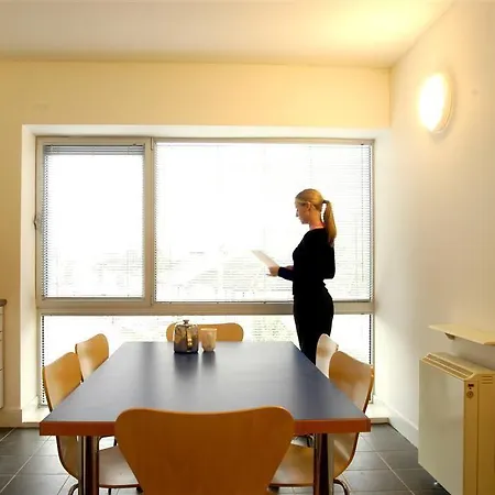 Victoria Mills - Ucc Summer Beds *